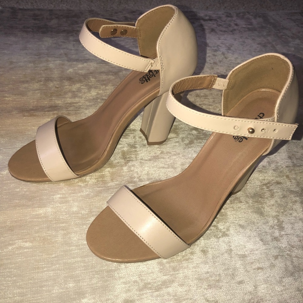 Strappy pumps